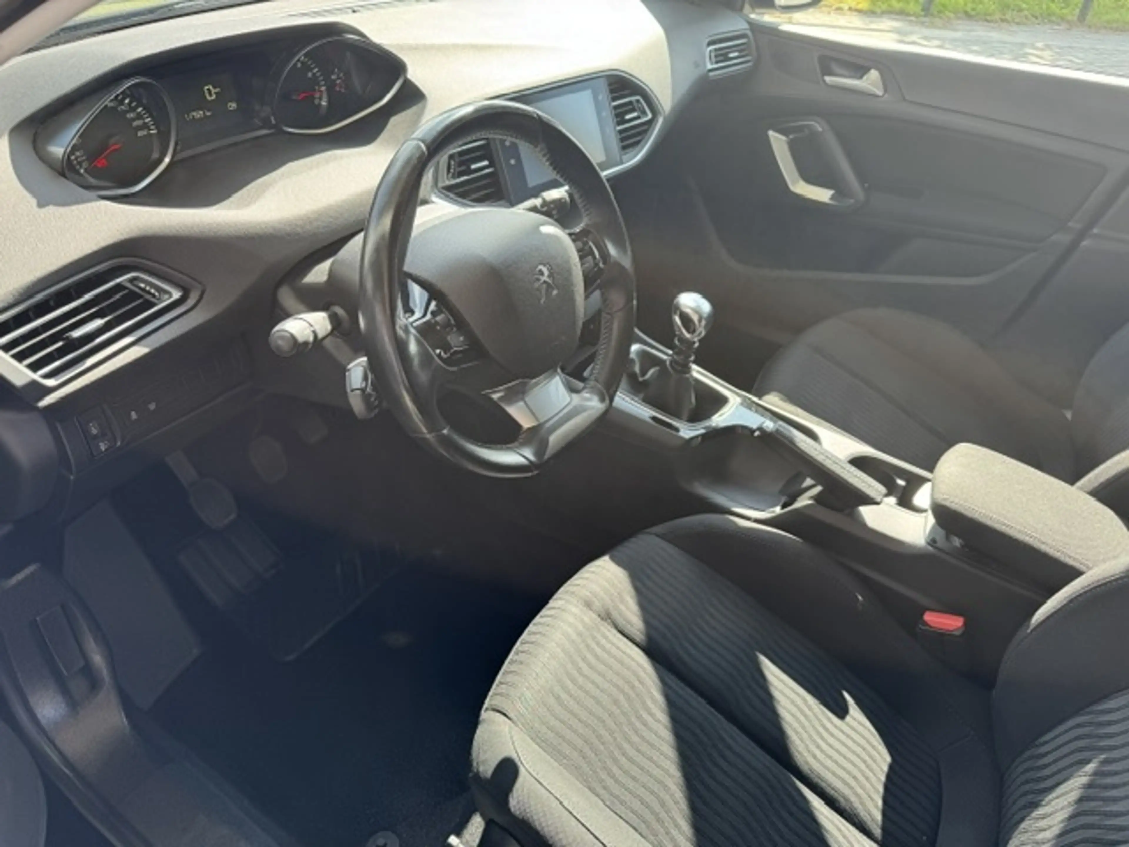 Peugeot 308 SW 1.2 PT ACTIVE — photo 7