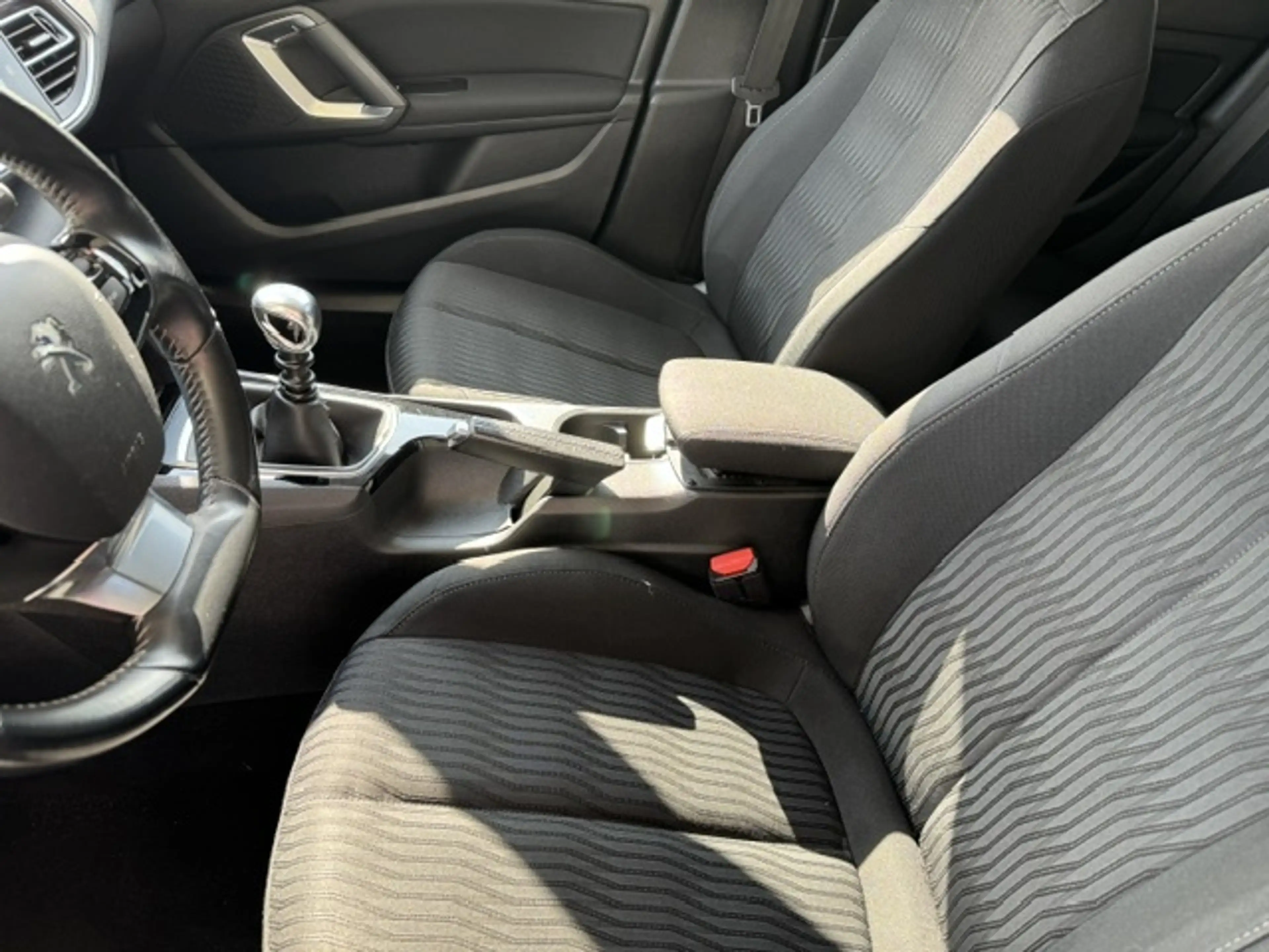 Peugeot 308 SW 1.2 PT ACTIVE — photo 6