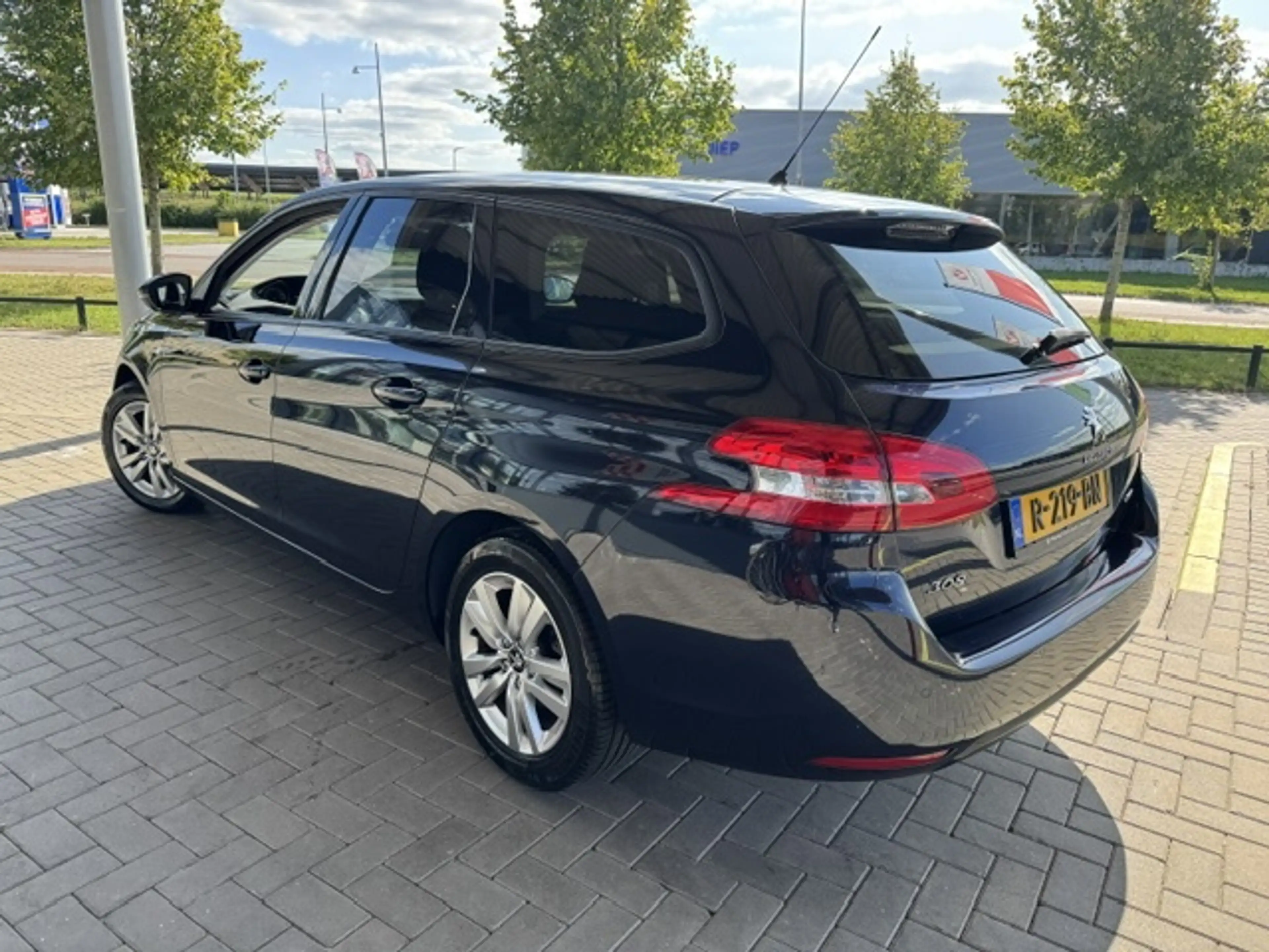 Peugeot 308 SW 1.2 PT ACTIVE — photo 2