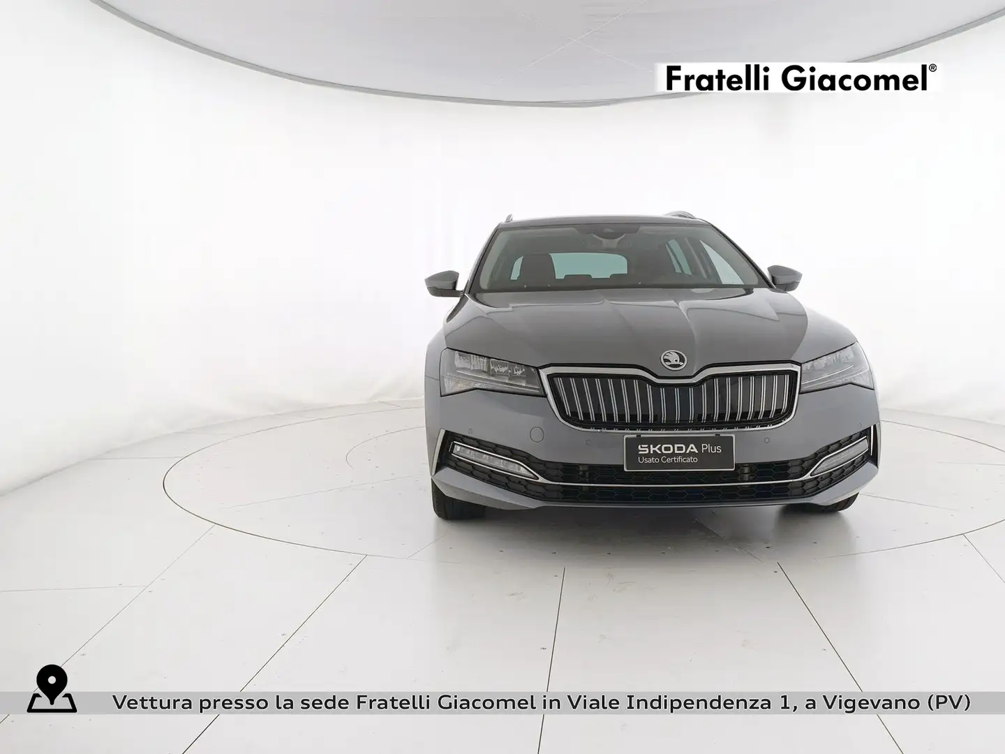 Skoda Superb wagon iv 1.4 tsi phev executive dsg Grijs - 2