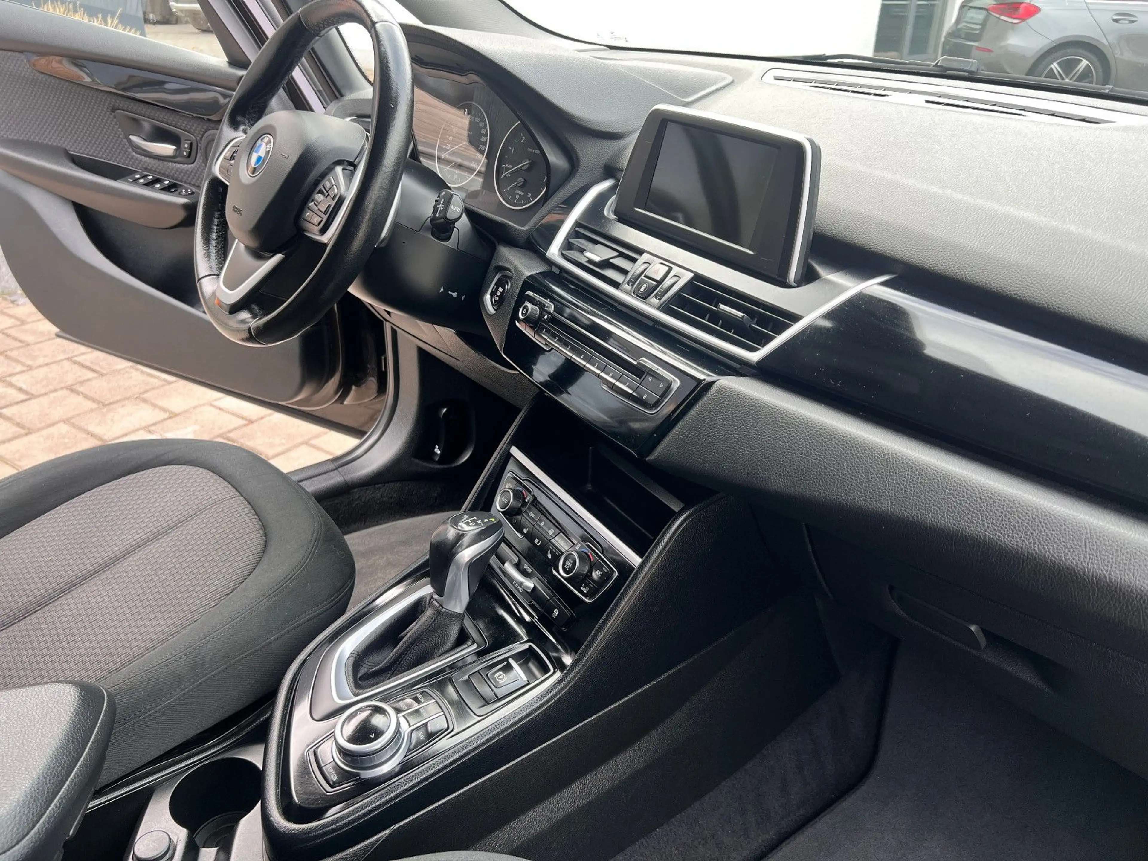 BMW 220 i 2 Active Tourer Advantage Navi LED AHK SHZ — photo 9