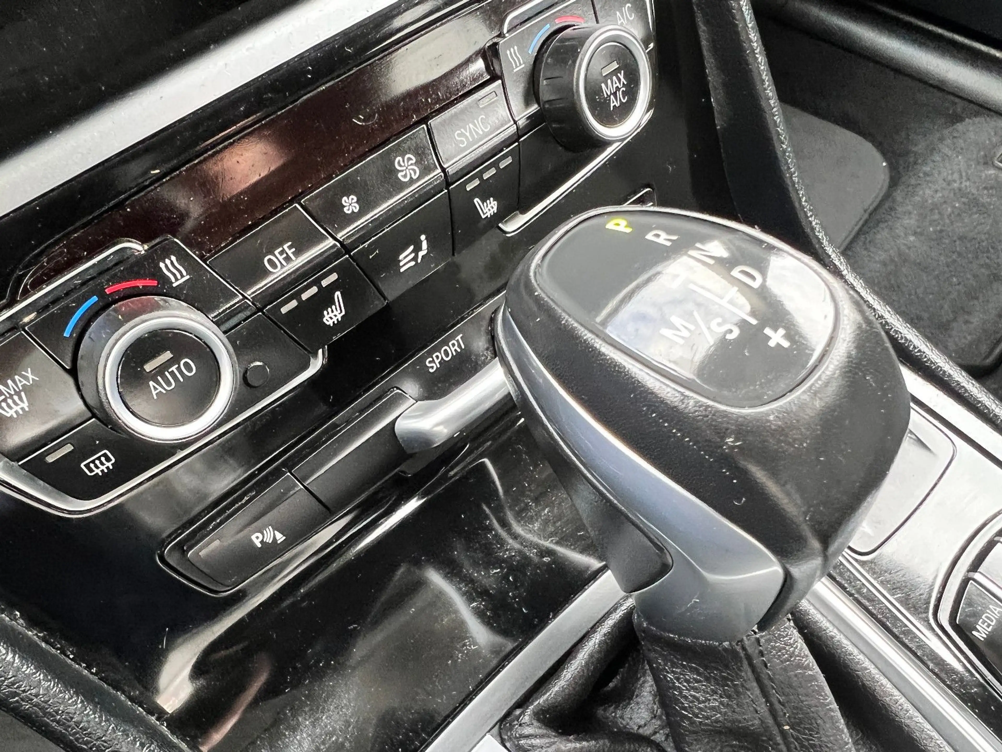 BMW 220 i 2 Active Tourer Advantage Navi LED AHK SHZ — photo 14