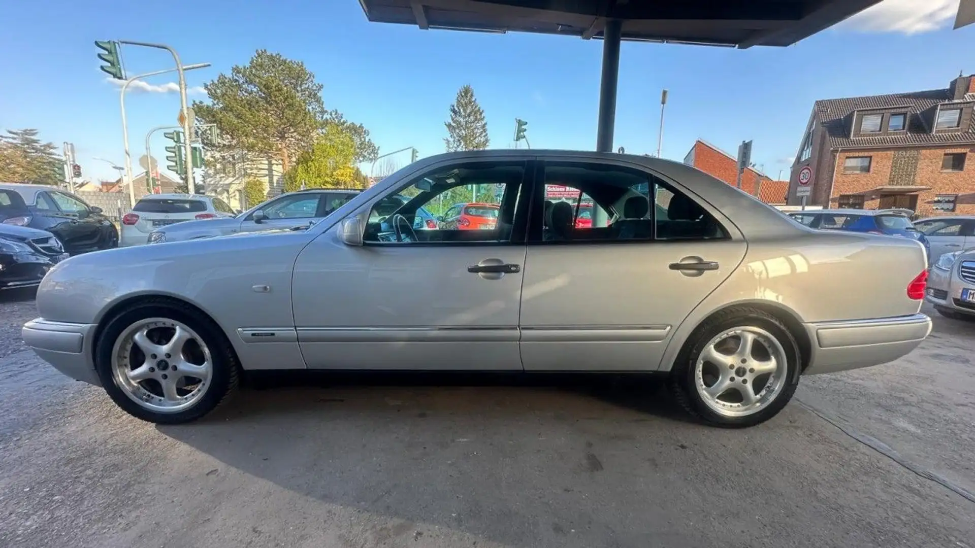 Mercedes-Benz E 280 Lim. 1-H*Avantgarde*Automatik*Xenon*Klima* Argintiu - 2