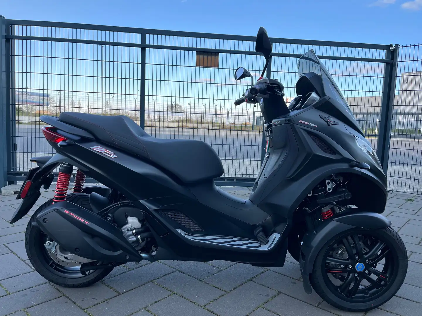 Piaggio MP3 300 **HPE**NEUZUSTAND**NUR 5500KM**INSPEKTION NEU** Negro - 1