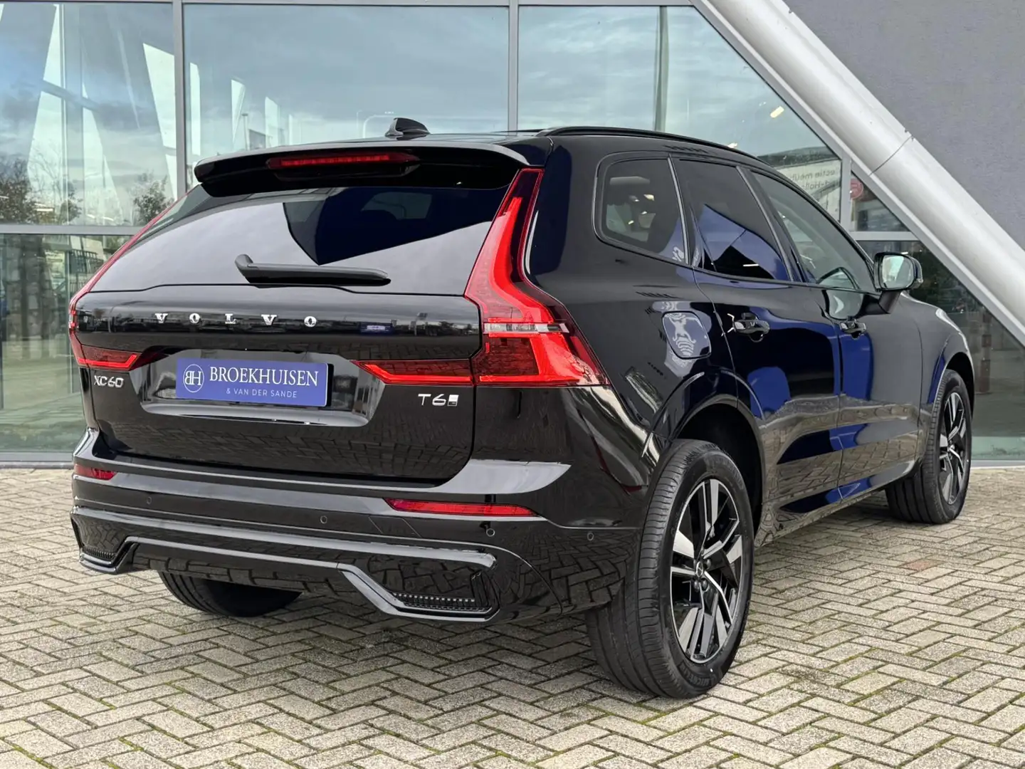 Volvo XC60 2.0 T6 Plug-in hybrid FACELIFT NW MODEL AWD Plus D Noir - 2