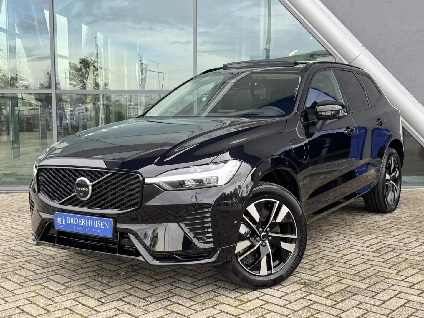 Volvo XC60 2.0 T6 Plug-in hybrid FACELIFT NW MODEL AWD Plus D Noir - 1