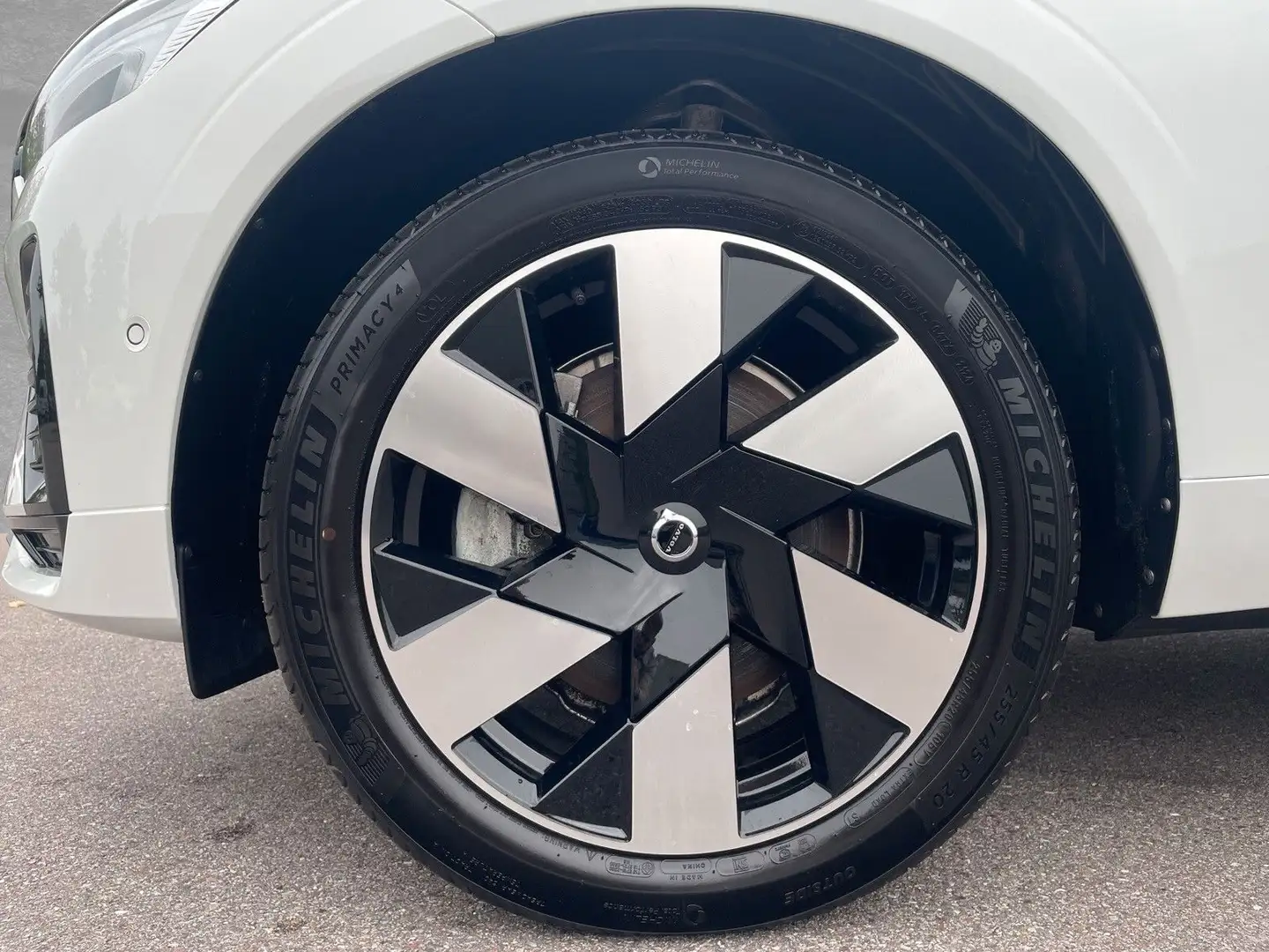 Volvo XC60 T6 AWD Recharge Plus Dark ACC BLIS SD Белый - 2