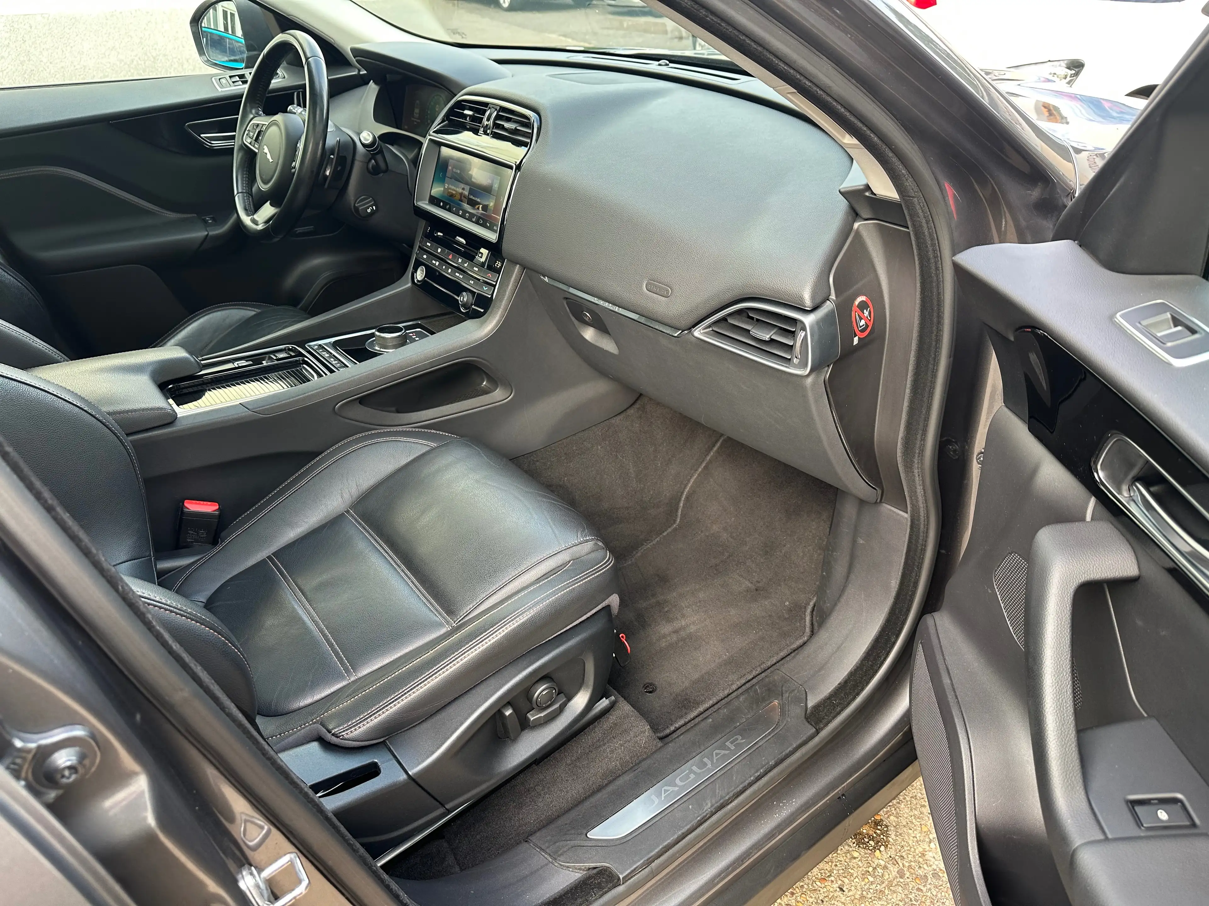 Jaguar F-Pace F-Pace Automatik/ Kamera/ LED/ Leder/ Spurhalte — photo 13