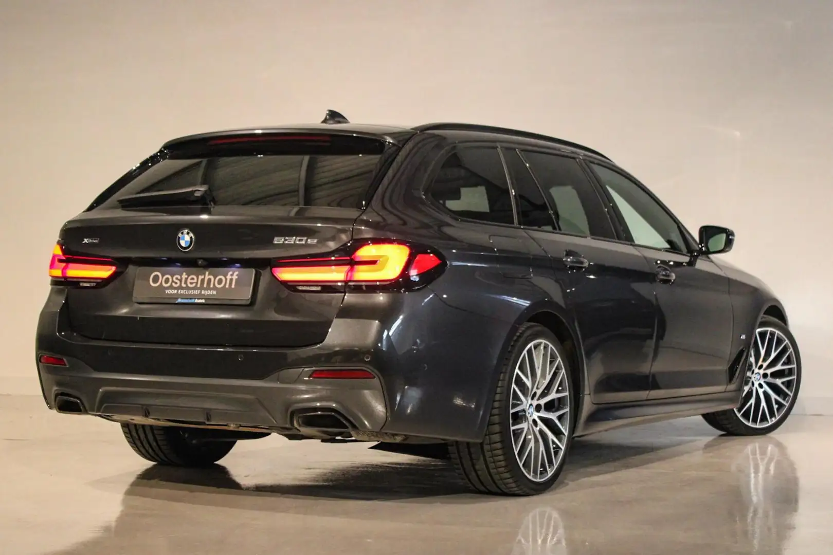 BMW 530 5-serie Touring 530e xDrive M-sport High Executive Grau - 2