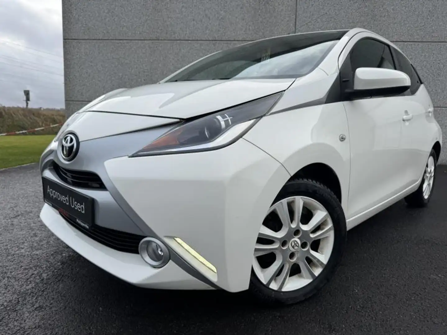 Toyota Aygo 1,0 VVTI 5MT Série Spécial X-Pure ! White - 2