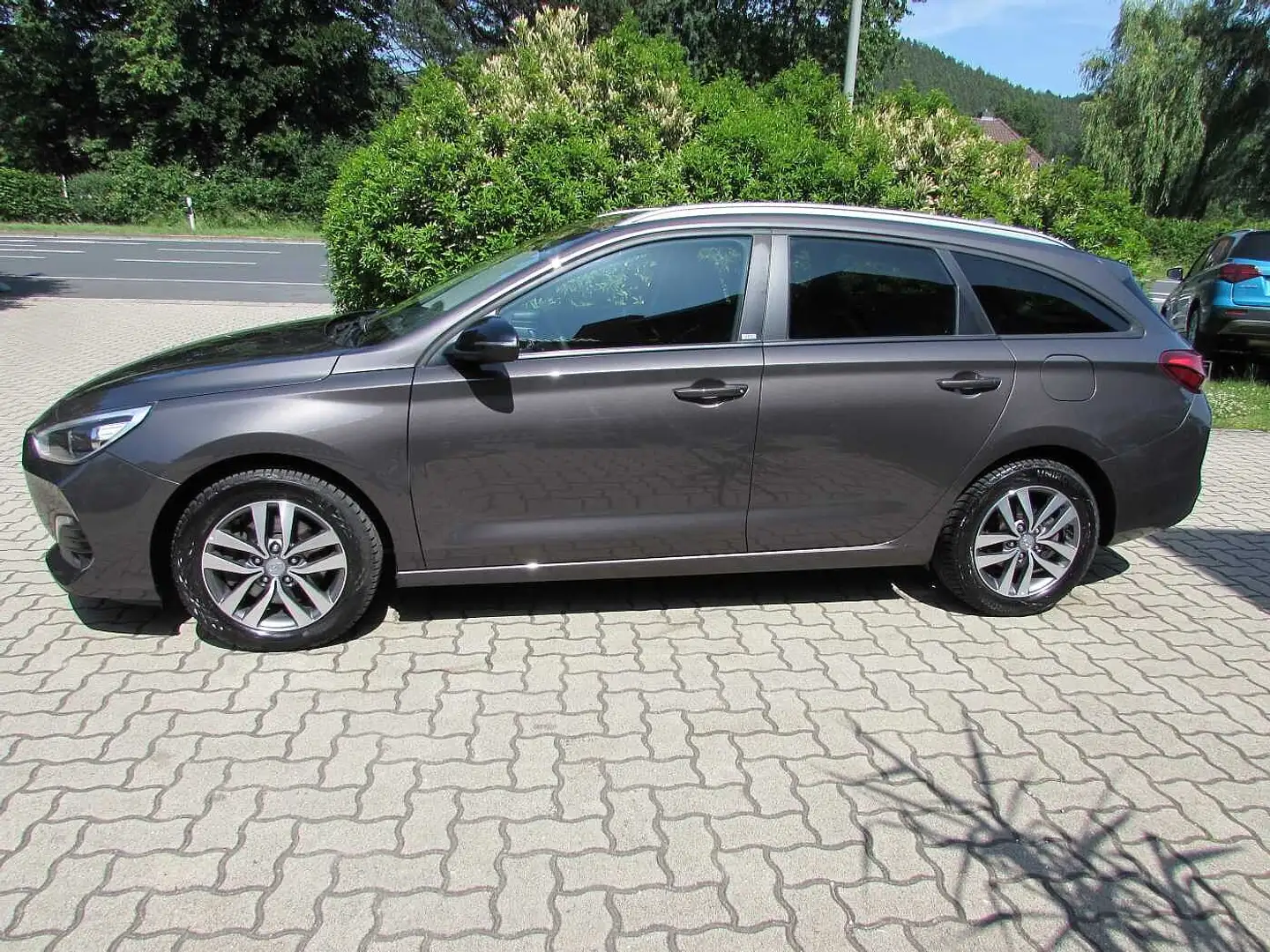 Hyundai i30 Kombi 1.6 CRDI YES! 'Navi/SHZ/AHK' Grau - 2