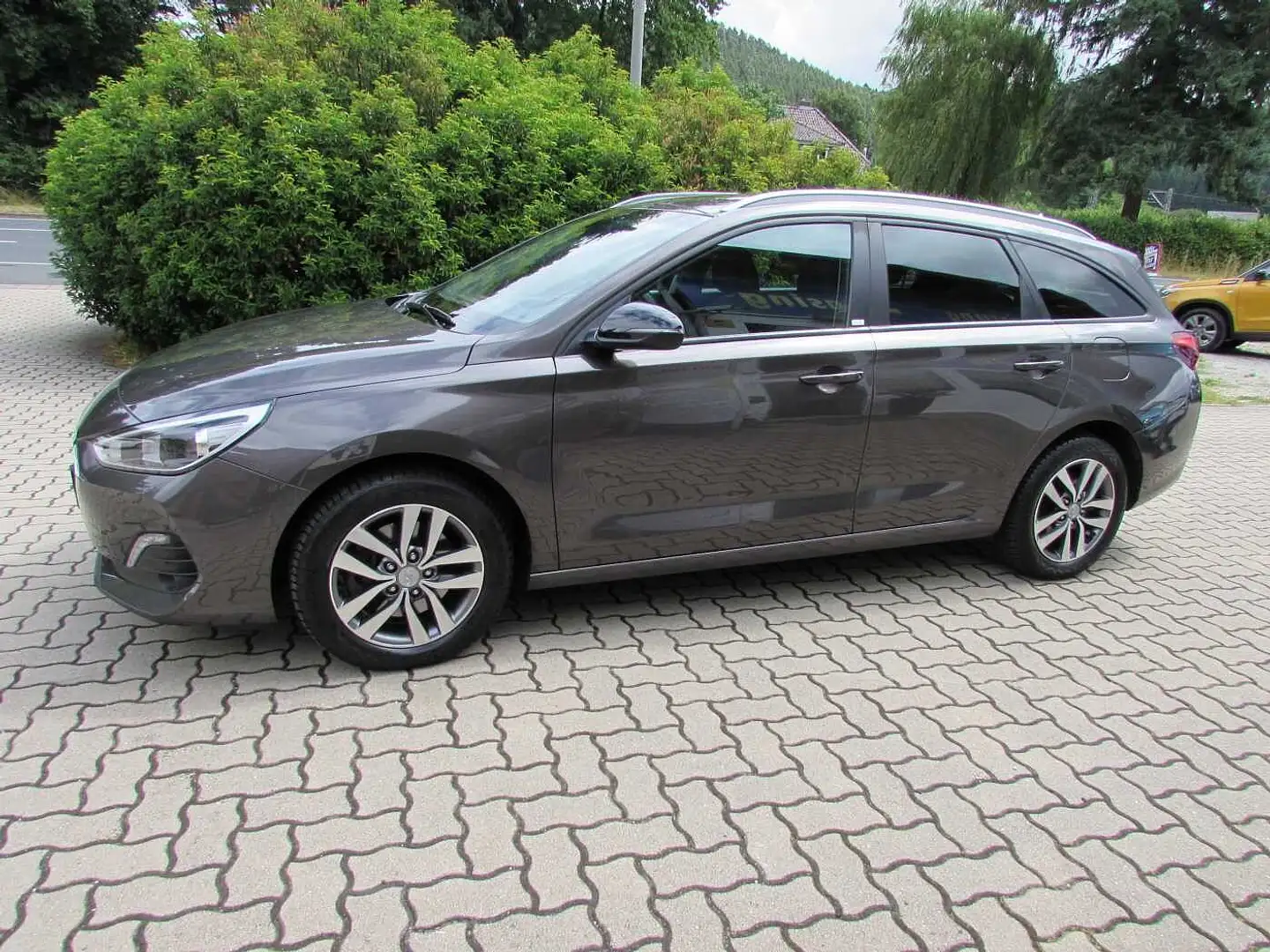 Hyundai i30 Kombi 1.6 CRDI YES! 'Navi/SHZ/AHK' Grey - 2