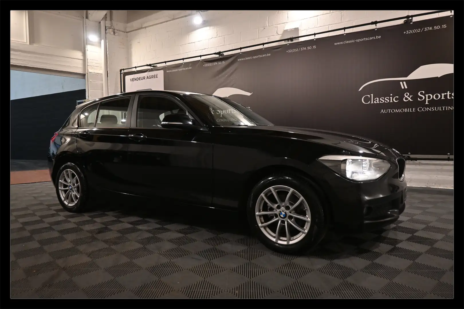 BMW 114 114i HATCH / GPS NAVIGATION / BLUETOOTH / PDC ! Zwart - 1