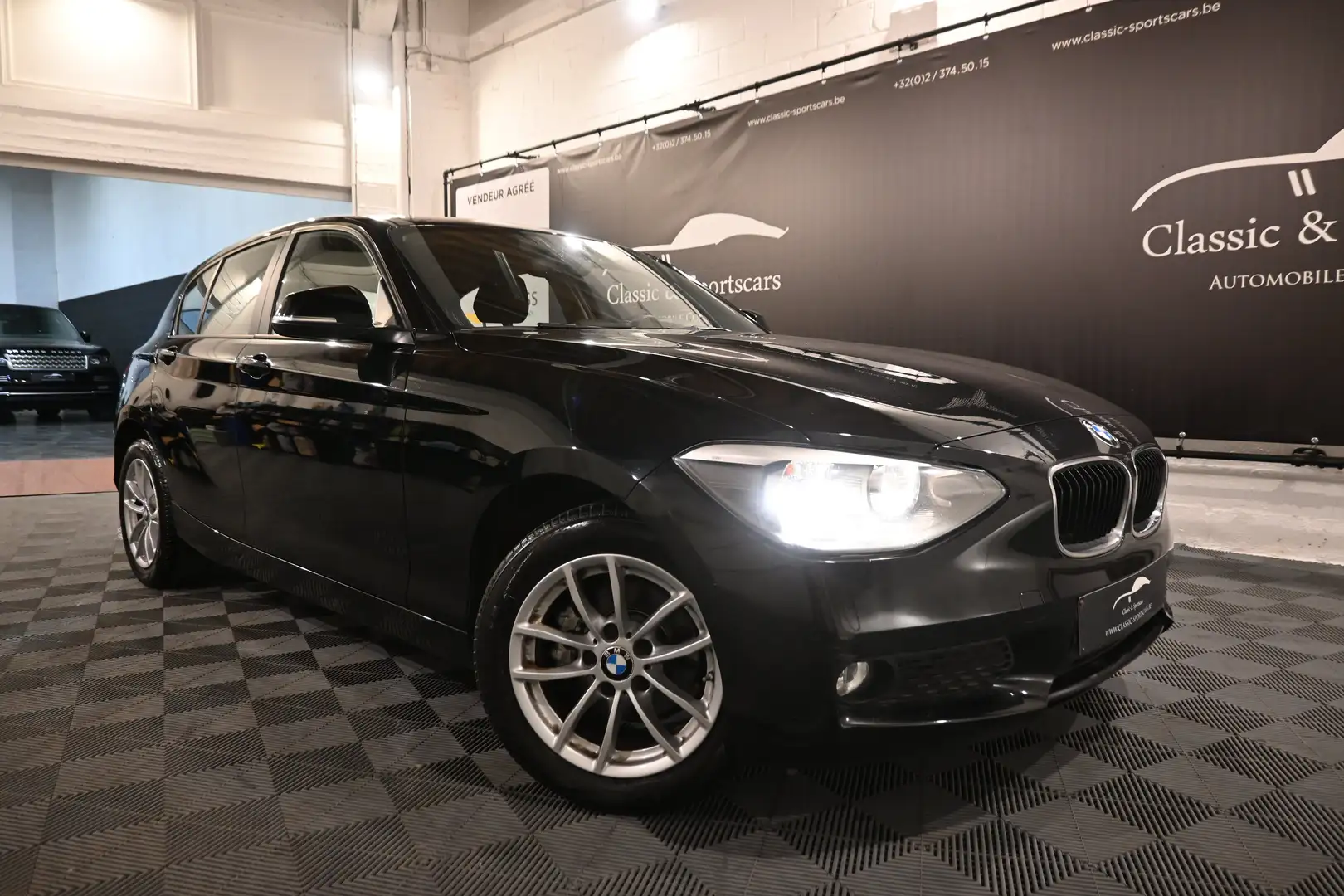 BMW 114 114i HATCH / GPS NAVIGATION / BLUETOOTH / PDC ! Zwart - 2