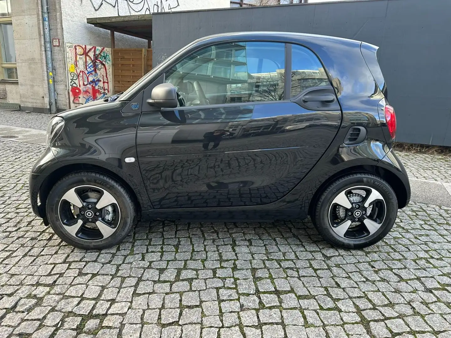 smart forTwo fortwo coupe electric drive / EQ Schwarz - 2