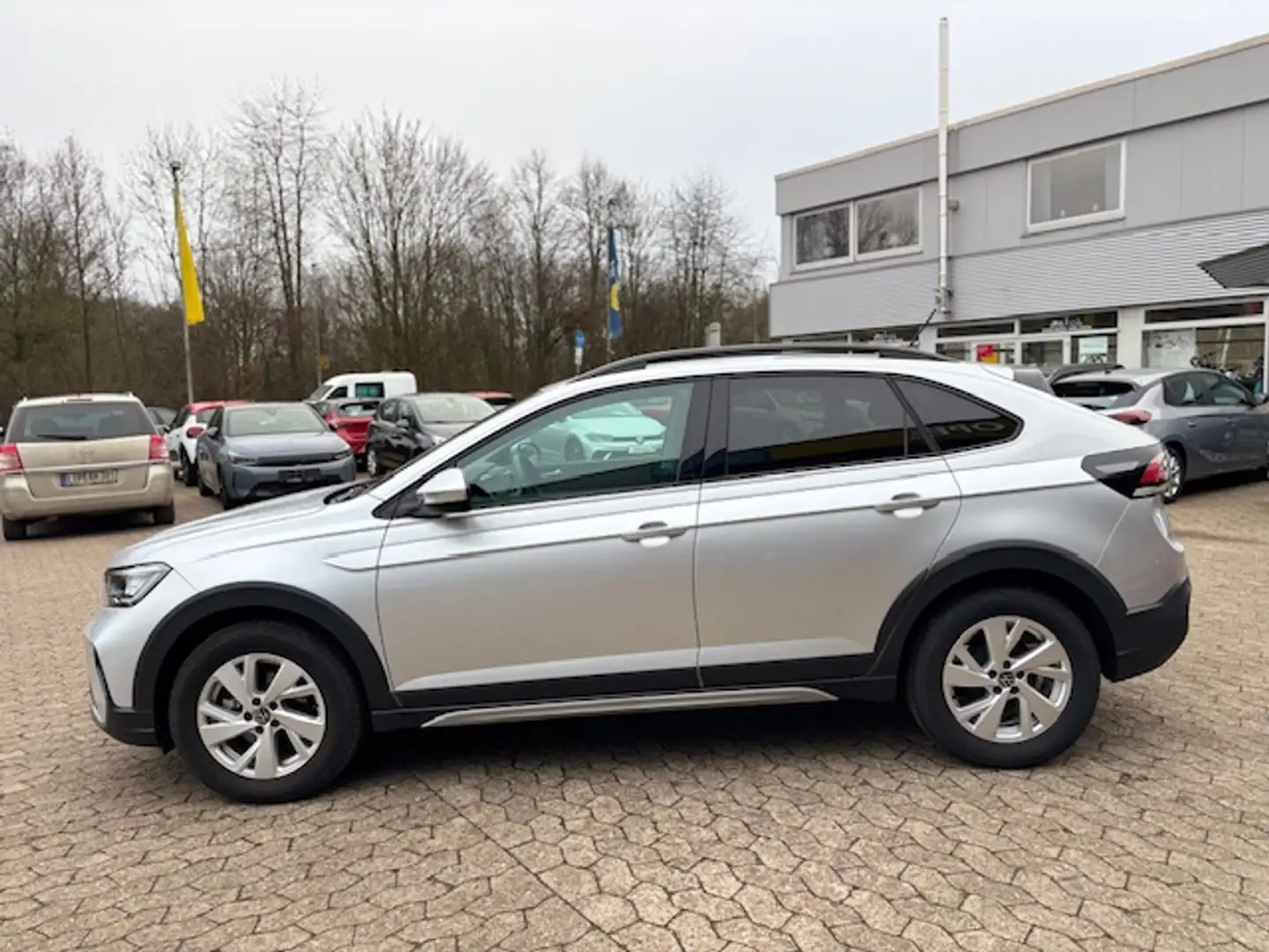 Volkswagen Taigo 1.0 TSI Life KLIMA AT/PDC V+H/LED/CARPLAY! Silber - 2