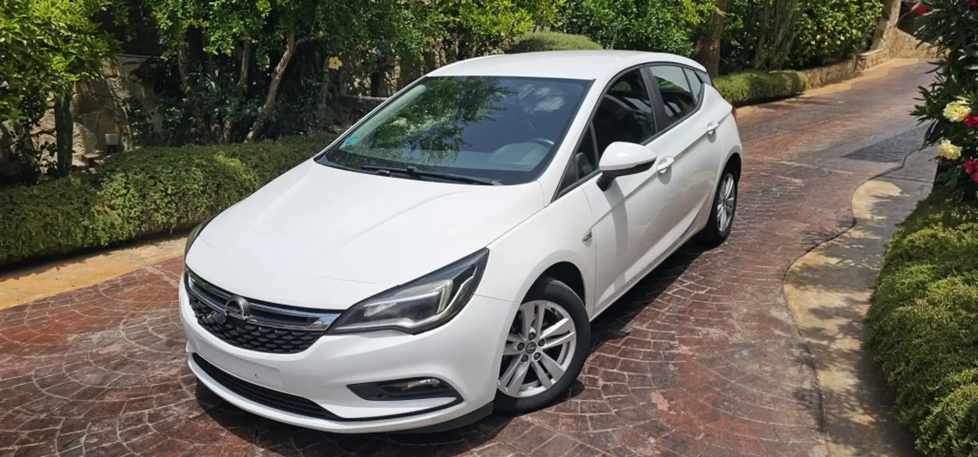 Opel Astra 1.6CDTi Business + 110 Bílá - 1