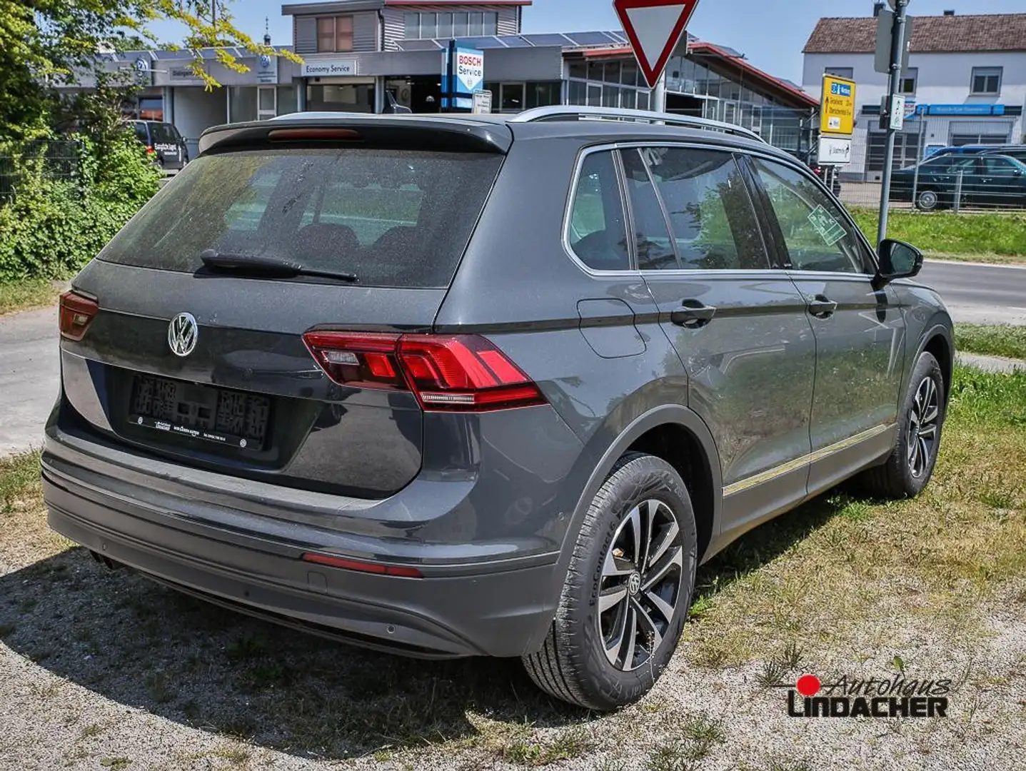 Volkswagen Tiguan 2.0 TSI IQ.DRIVE 4M Navi ACC Grau - 2