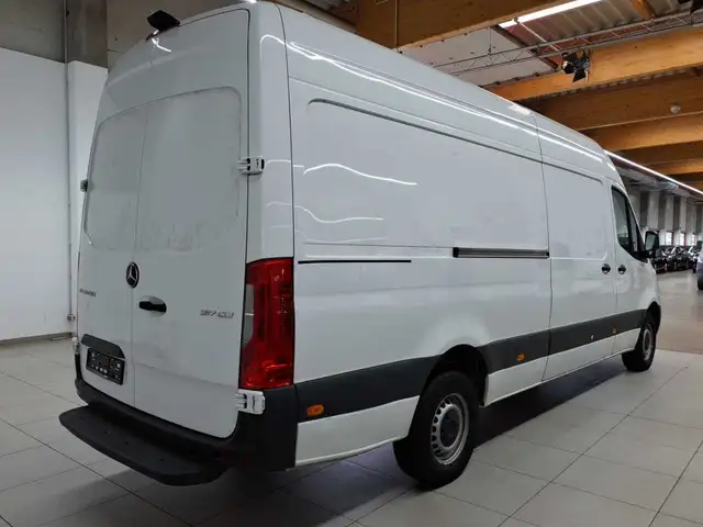Mercedes-Benz Sprinter view 4
