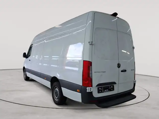 Mercedes-Benz Sprinter view 2