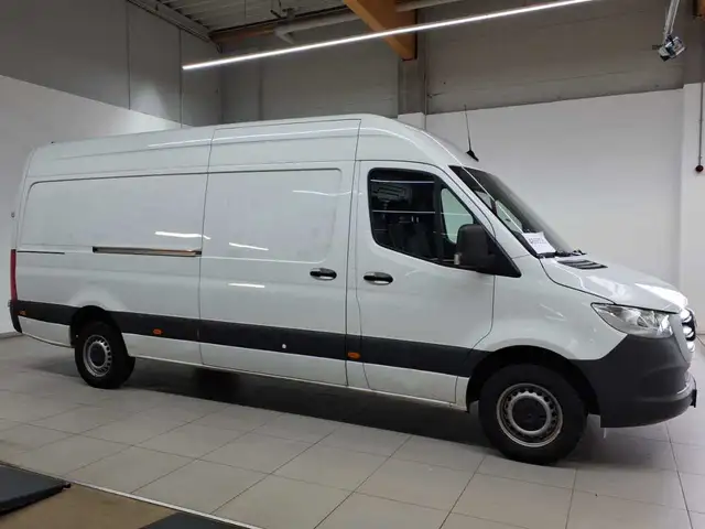 Mercedes-Benz Sprinter view 3