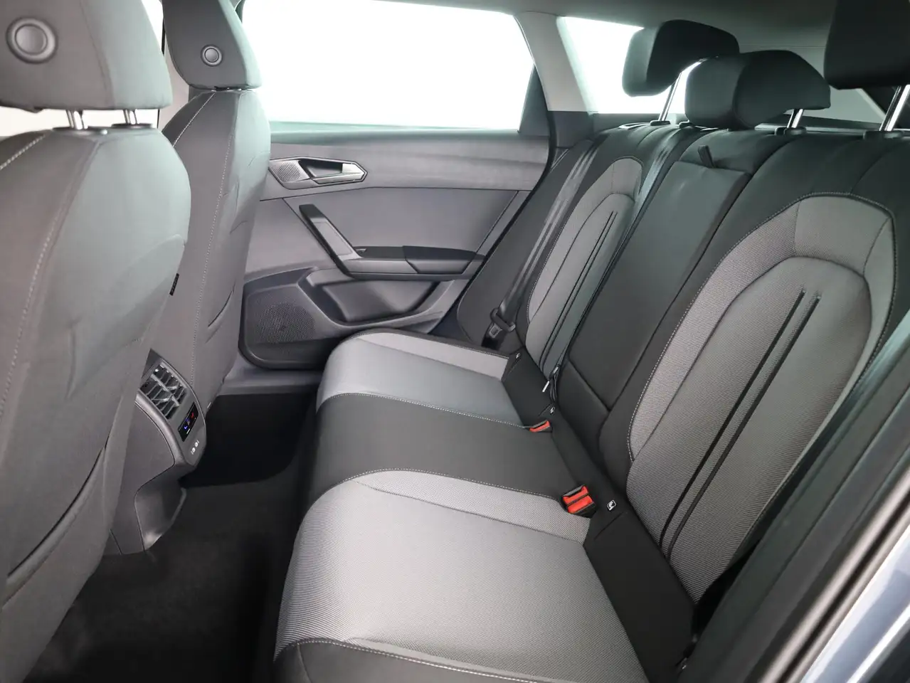 SEAT Leon e-Hybrid 2026 — фото 13