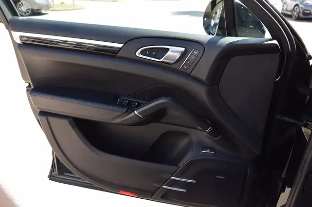 Porsche Cayenne view 11