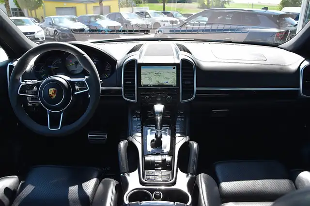 Porsche Cayenne view 15