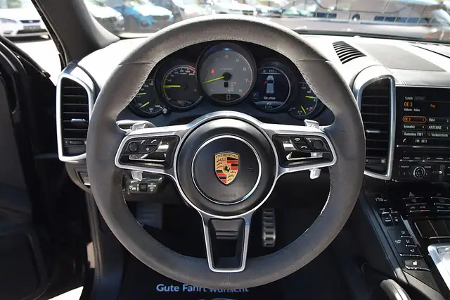 Porsche Cayenne view 7
