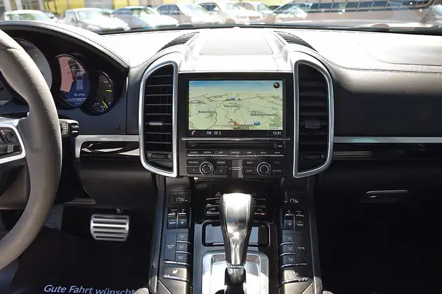 Porsche Cayenne view 9