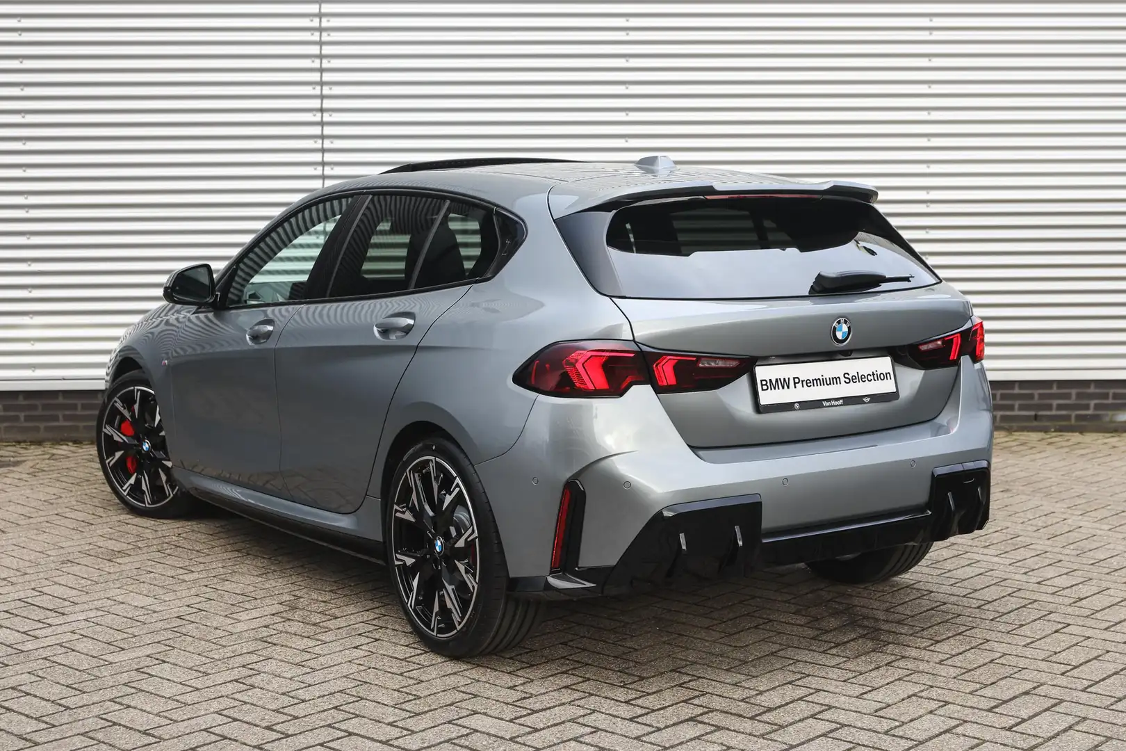 BMW 120 1 Serie M Sport Automaat / Panoramadak / Sportstoe Grijs - 2