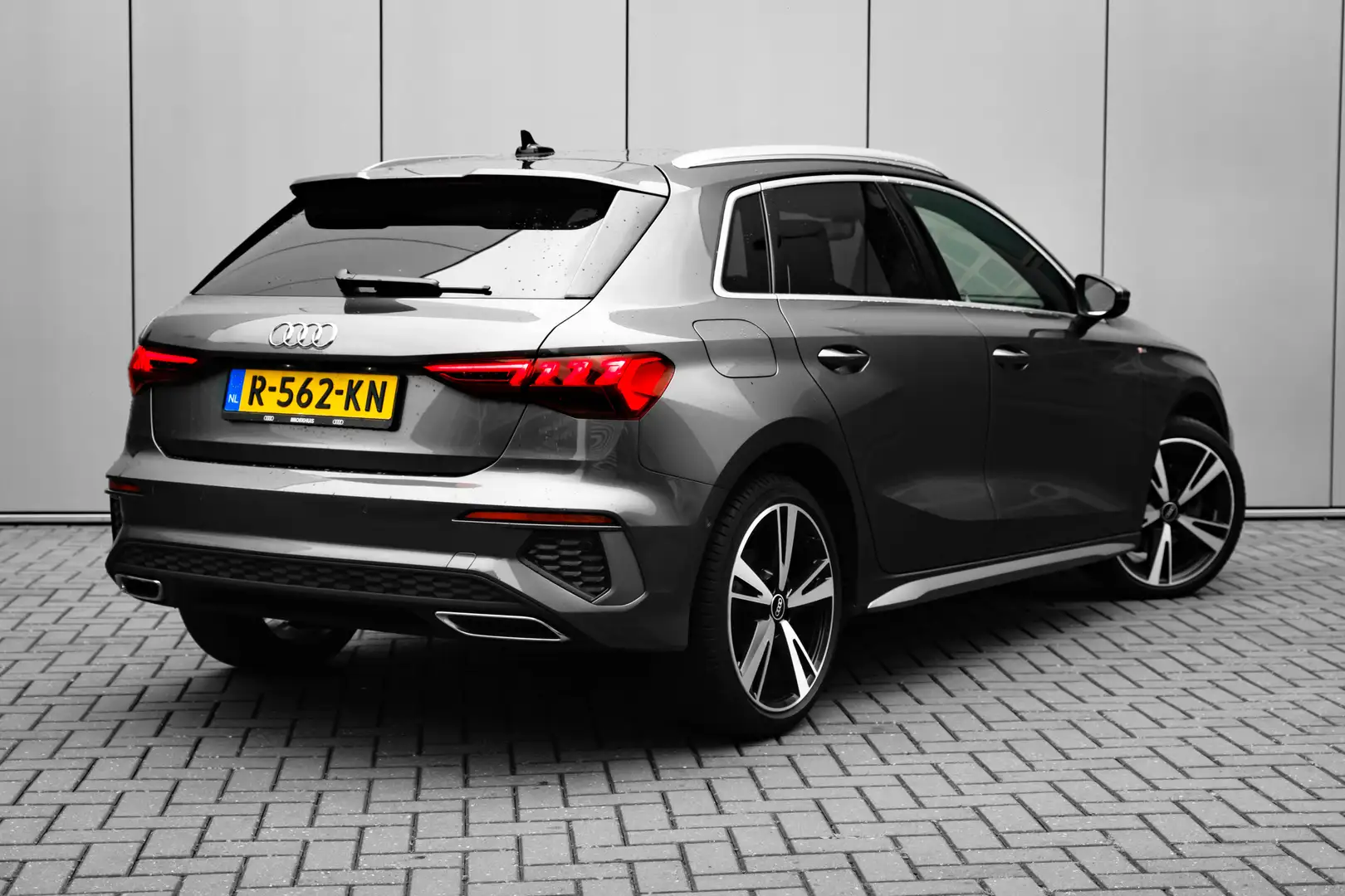 Audi A3 Sportback 40 TFSI e S edition Competition B&O | El Grijs - 2