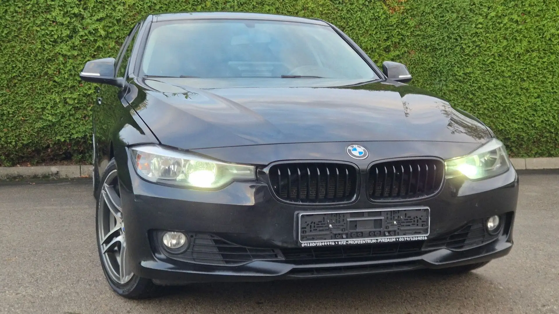 BMW 320 i Aut./41.000KM ATM/NAVI/CarPlay/Andoird A/ Schwarz - 1