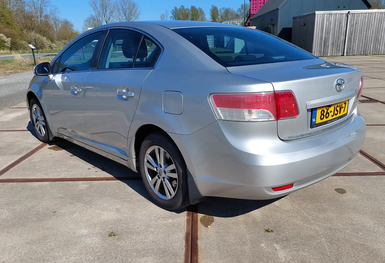 Toyota Avensis 1.6 VVTi Dynamic Grijs - 1