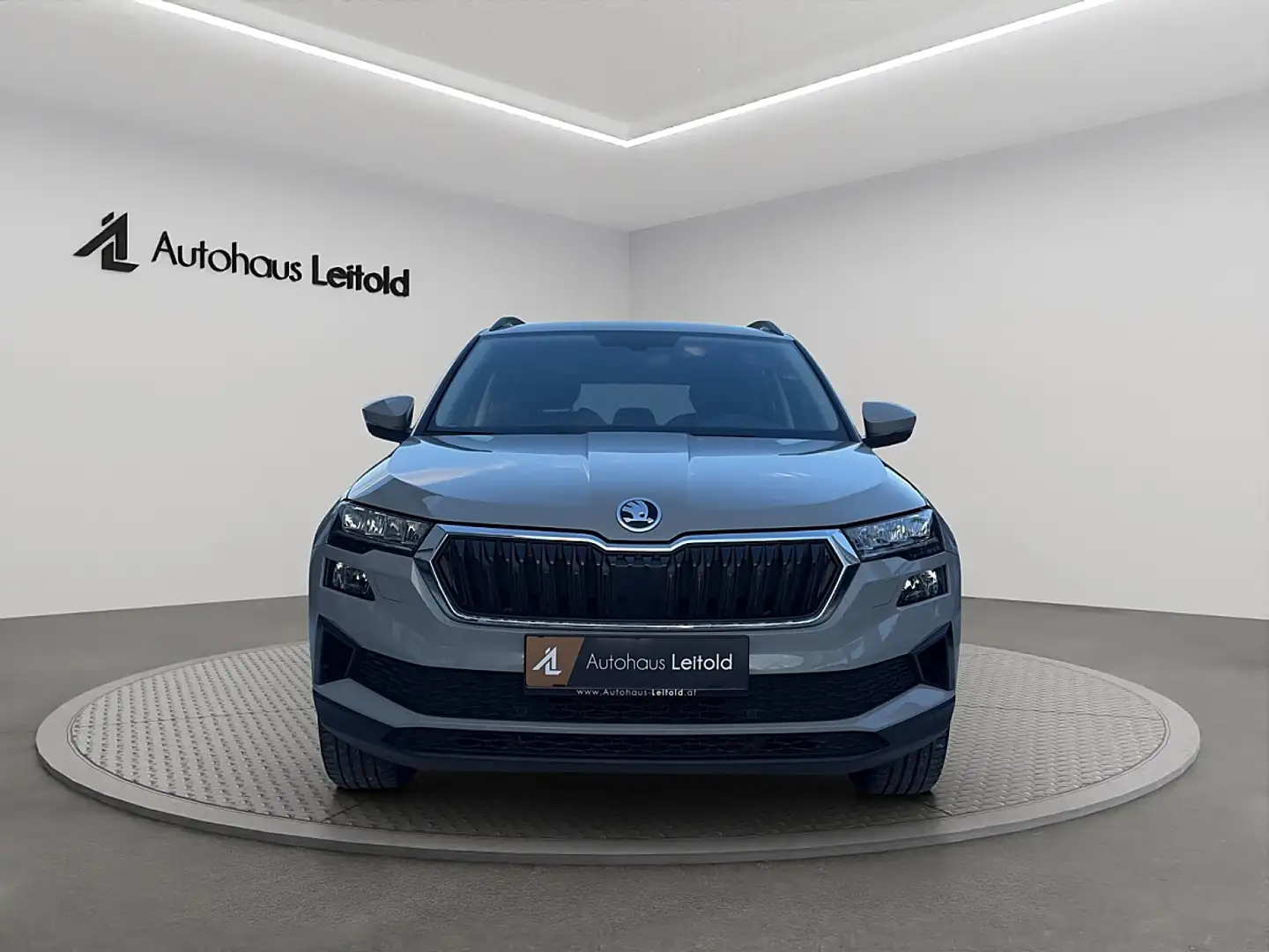 Skoda Karoq 2,0 TDI DSG Style LED CAM VIRTUAL KEYLESS PDC N... Grau - 2