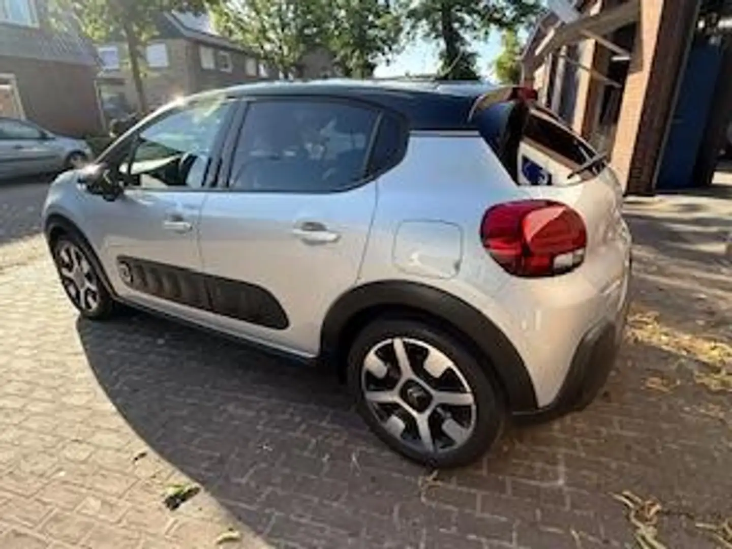 Citroen C3 1.2 PureTech S&S Shine, Camera, Navi, PDC, 1e Eige Gris - 2