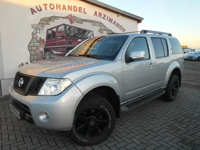 Nissan Pathfinder 2.5 dCi LE 7-SITZER/NAVI/XENON/LEDER