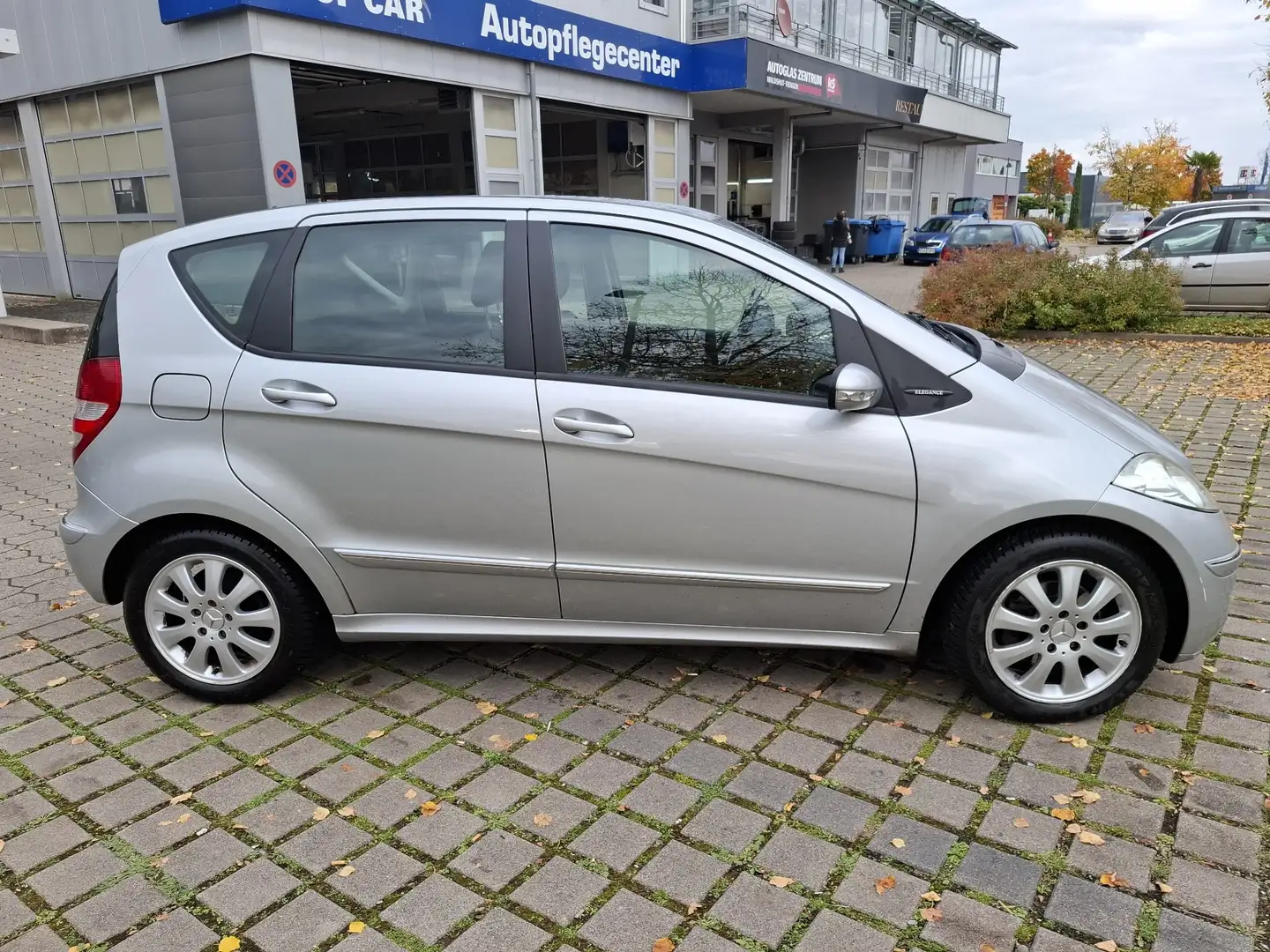 Mercedes-Benz A 200 Benzin, Automatik, beim Kauf TÜV neu - 2