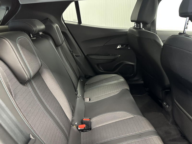 Peugeot e-2008 EV Allure Pack 50 kWh 3 FASE CAMERA ECC CRUISE CAR — photo 14
