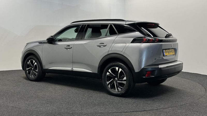 Peugeot e-2008 EV Allure Pack 50 kWh 3 FASE CAMERA ECC CRUISE CAR — photo 5
