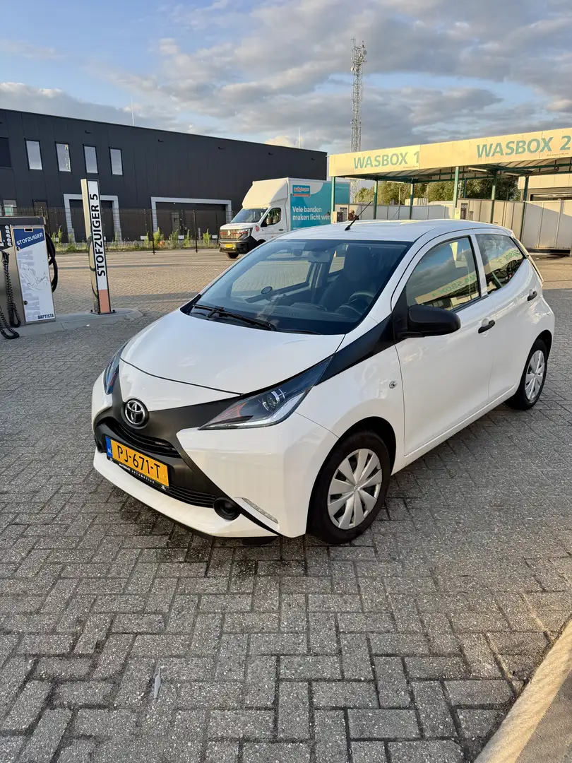 Toyota Aygo 1.0 VVT-i x-fun Wit - 1
