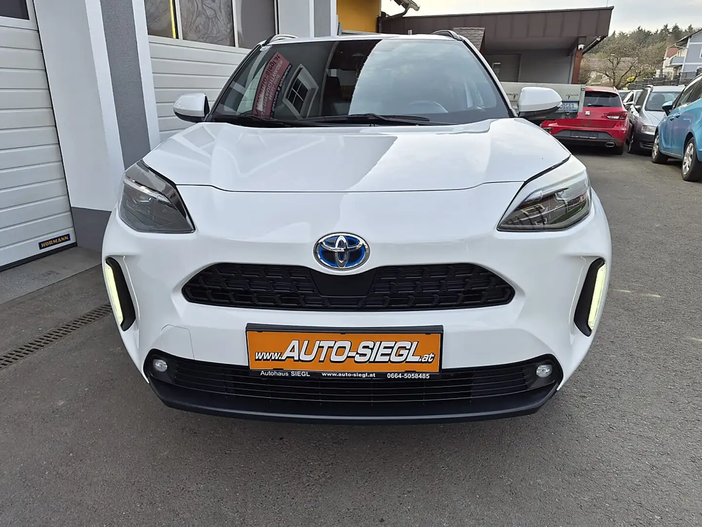 Toyota Yaris Cross 1,5 VVT-i Hybrid Active Drive Aut. mit  Anhänge... Weiß - 2