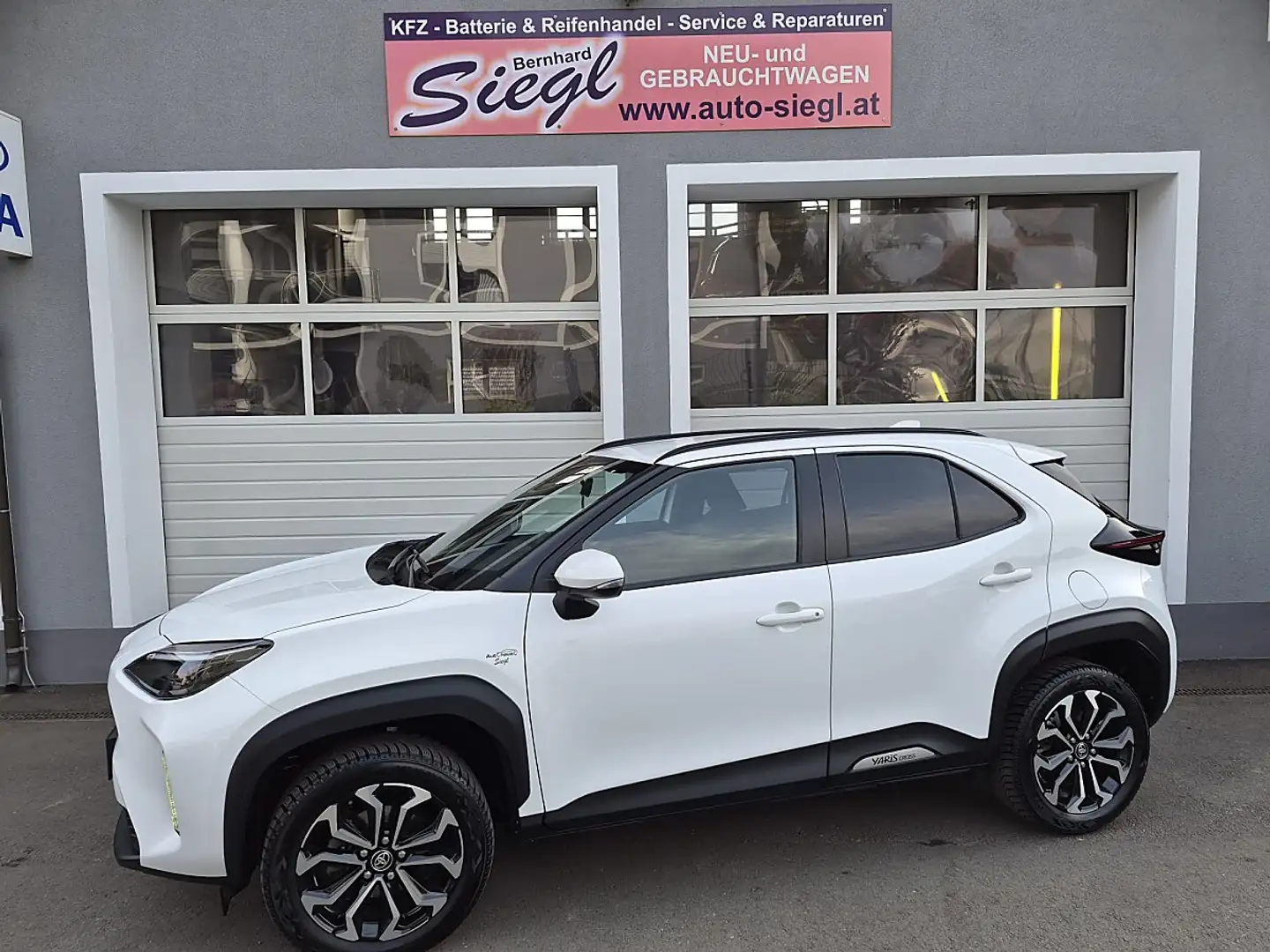 Toyota Yaris Cross 1,5 VVT-i Hybrid Active Drive Aut. mit  Anhänge... Weiß - 1