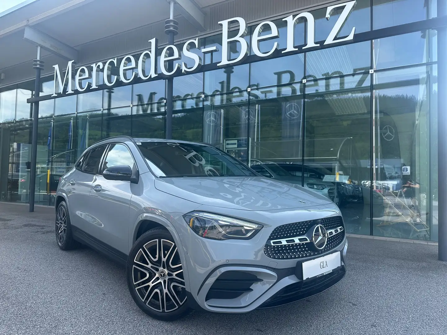 Mercedes-Benz GLA 200 d 4Matic Ö-Edition Aut. *AMG Special Edition* Grau - 1