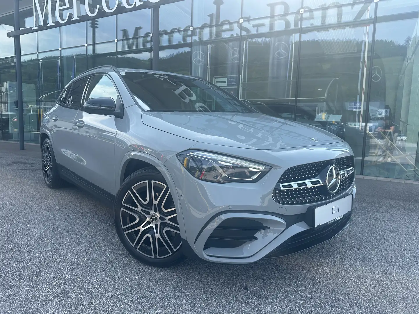 Mercedes-Benz GLA 200 d 4Matic Ö-Edition Aut. *AMG Special Edition* Grau - 2