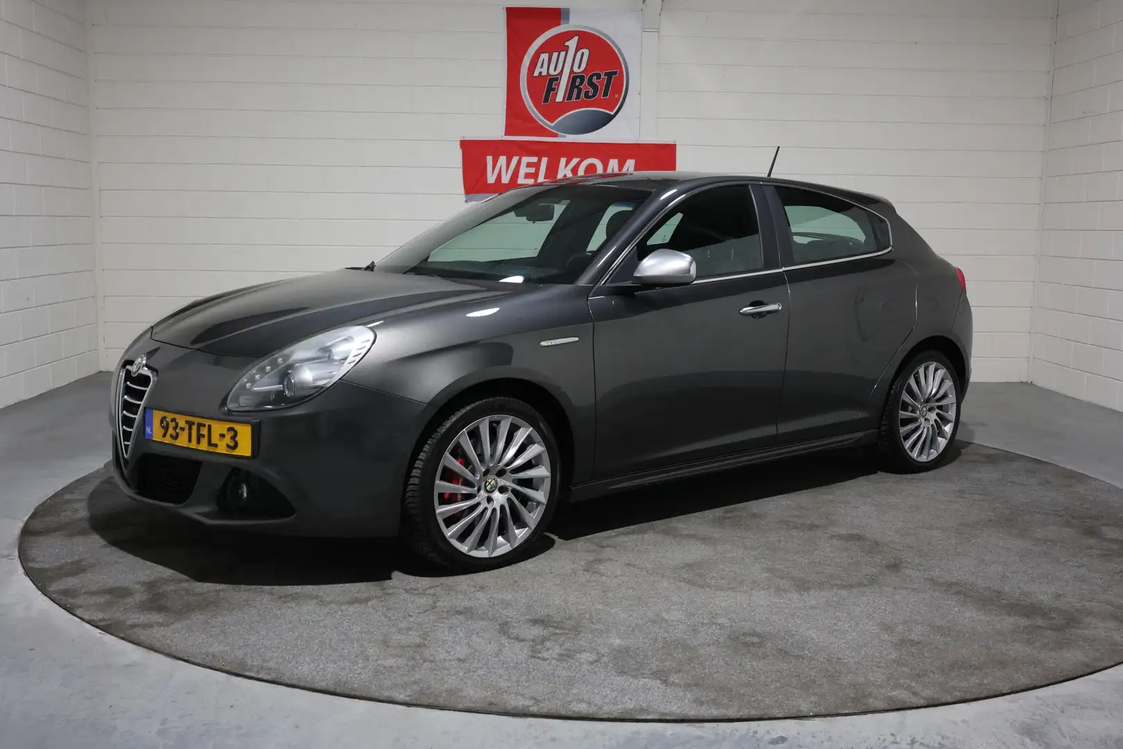 Alfa Romeo Giulietta 1.4 T Distinctive, 18 inch, Cruise, Climate, Half Grijs - 1