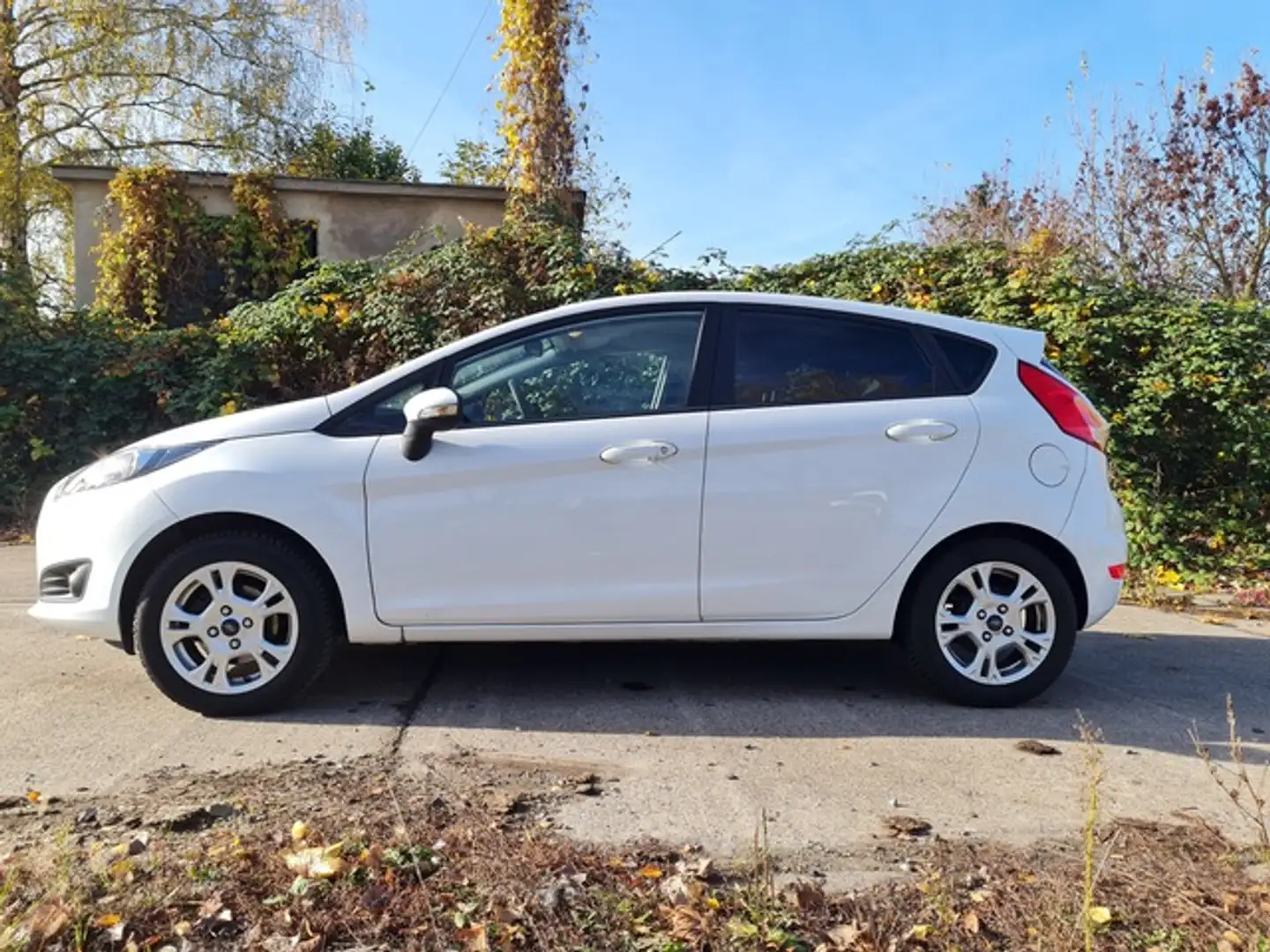 Ford Fiesta KLIMA + ALUS + 1.HAND + ZR NEU +TÜV NEU Weiß - 1