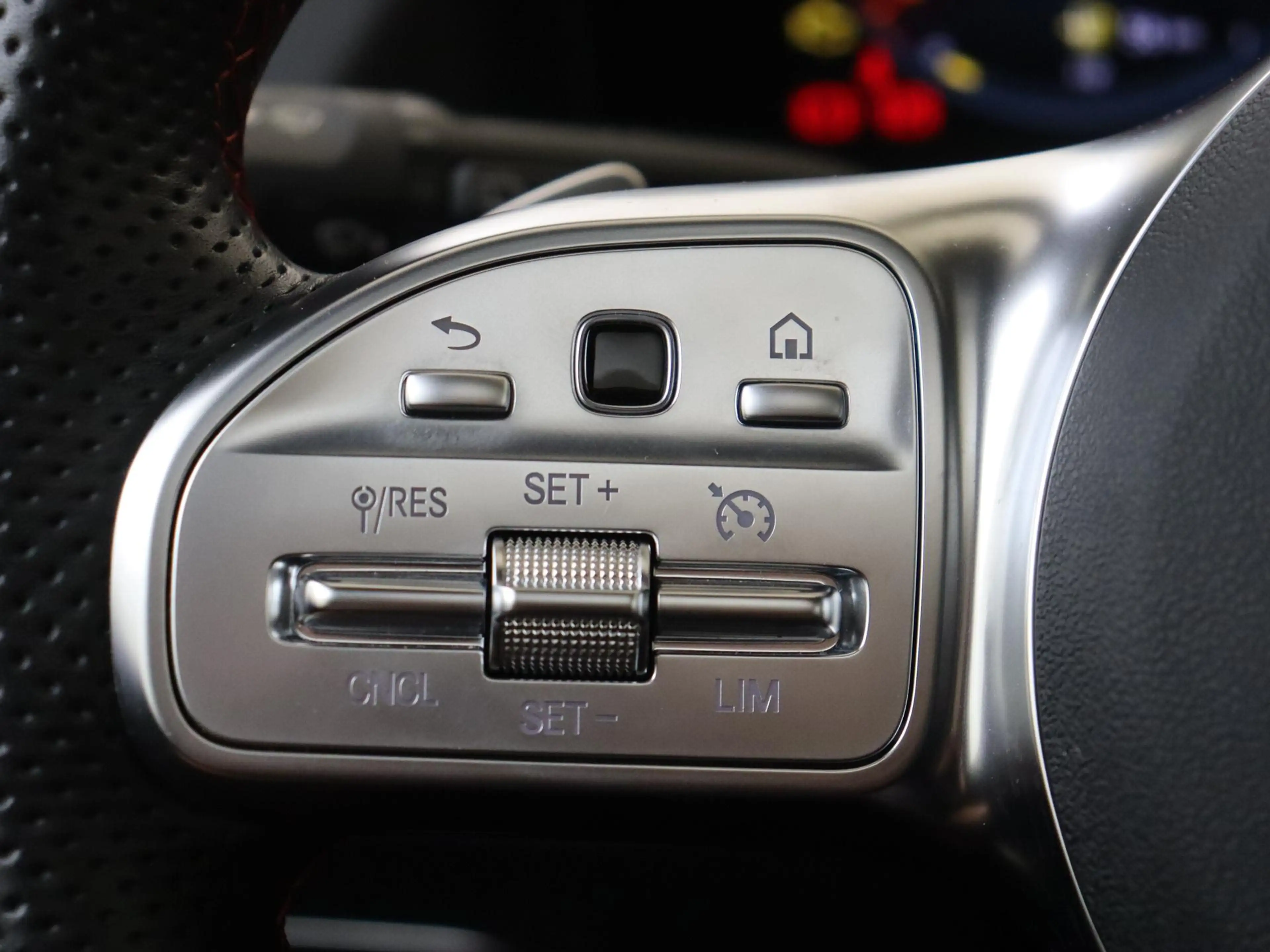 Mercedes-Benz GLA 180 Business Solution AMG — photo 13