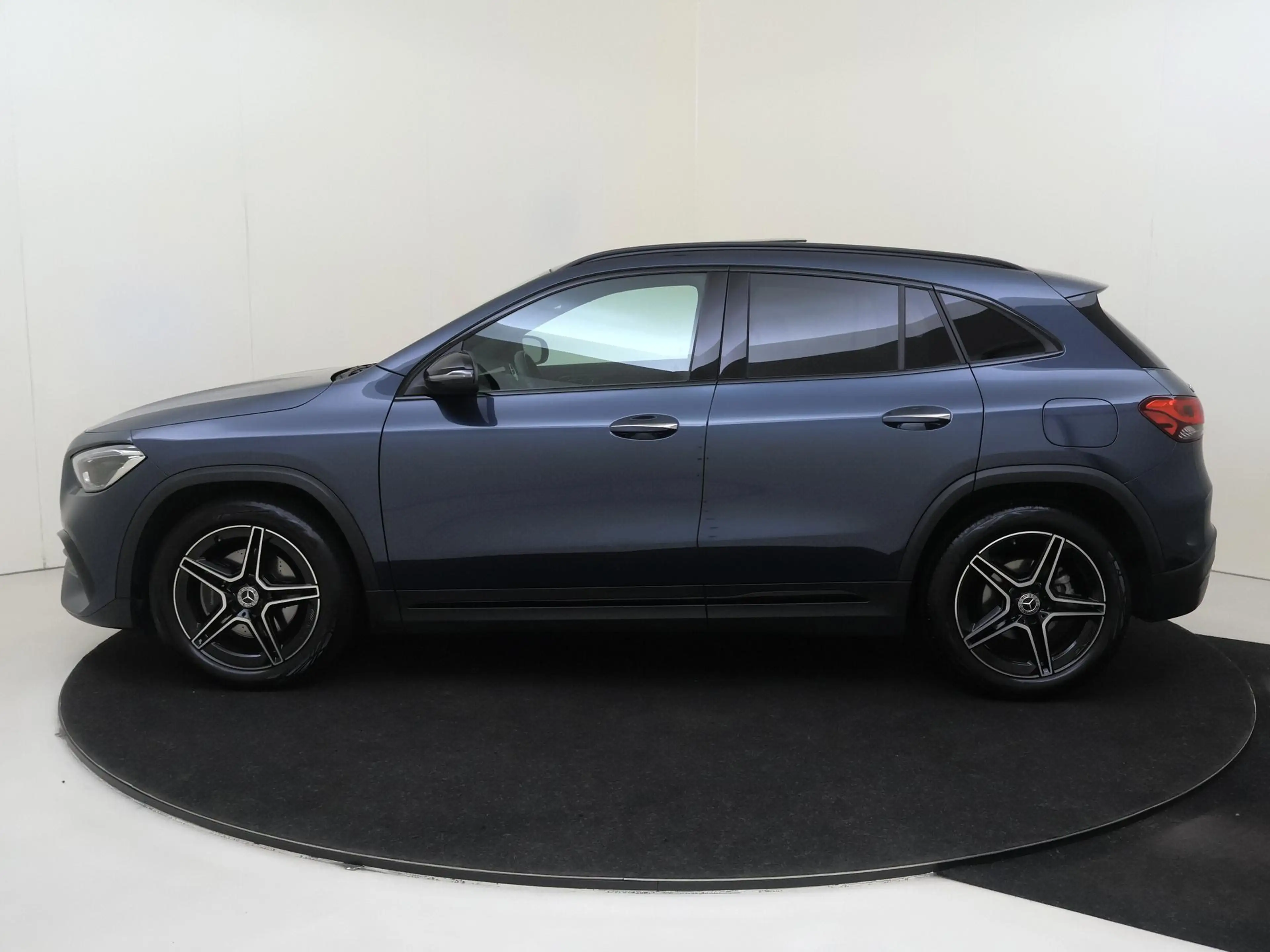 Mercedes-Benz GLA 180 Business Solution AMG — photo 8