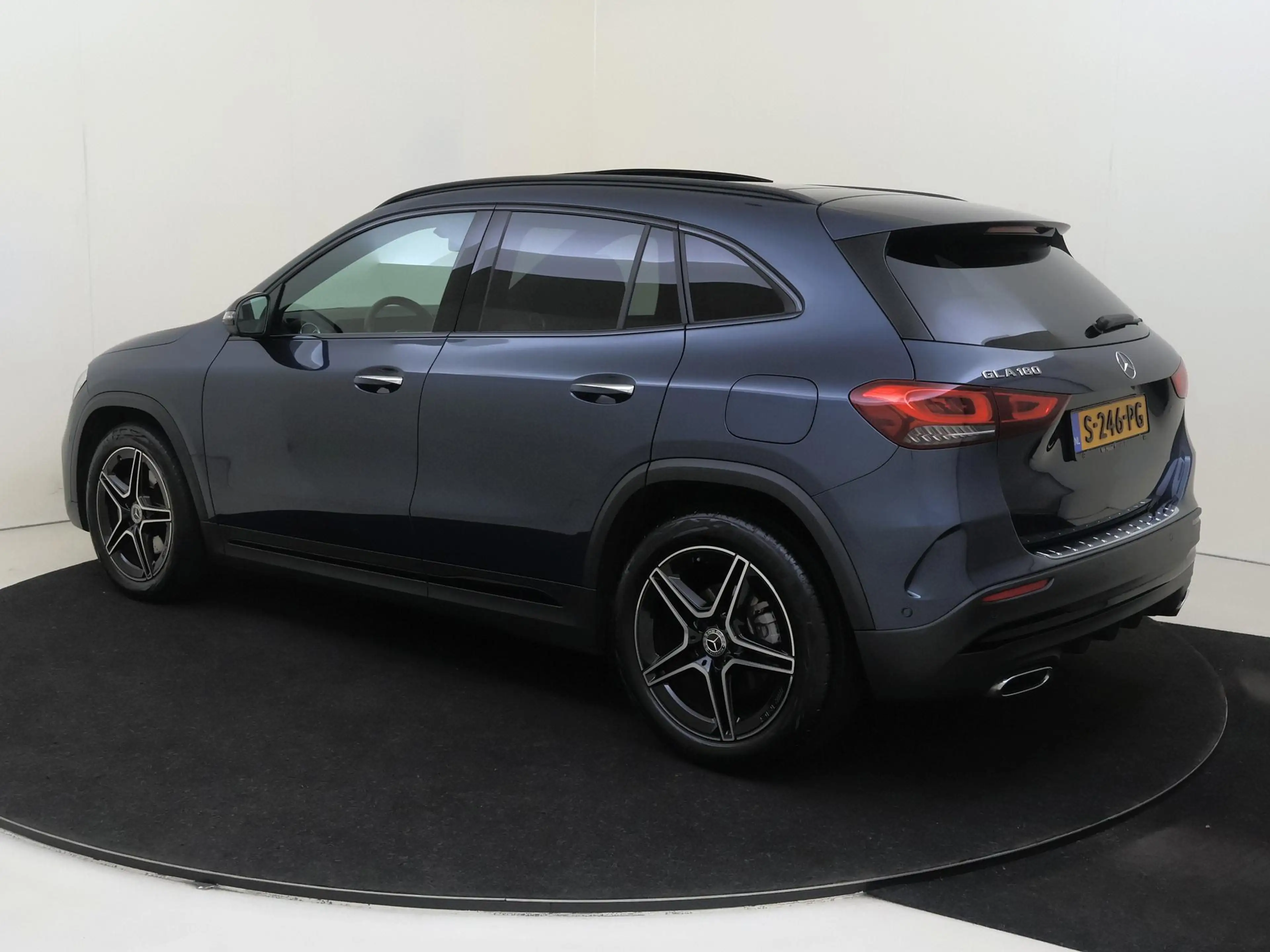 Mercedes-Benz GLA 180 Business Solution AMG — photo 3